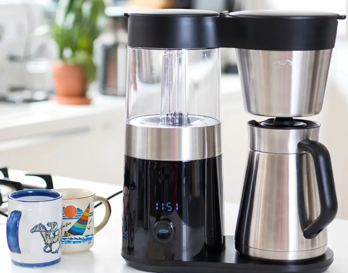 Oxo Brew 9-Cup Certificada SCA sobre una encimera de cocina
