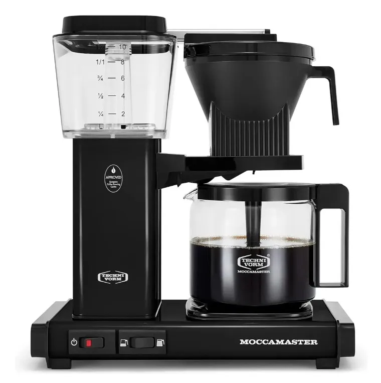 Technivorm Moccamaster Certificada SCA sobre una encimera de cocina