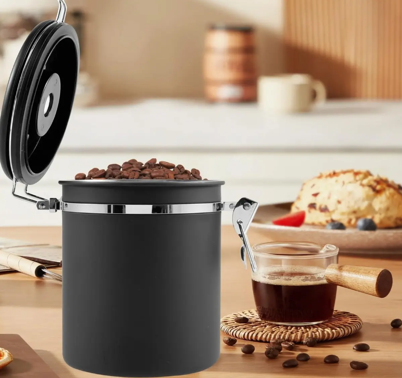 Café en grano almacenado en un recipiente hermético para conservar su frescura