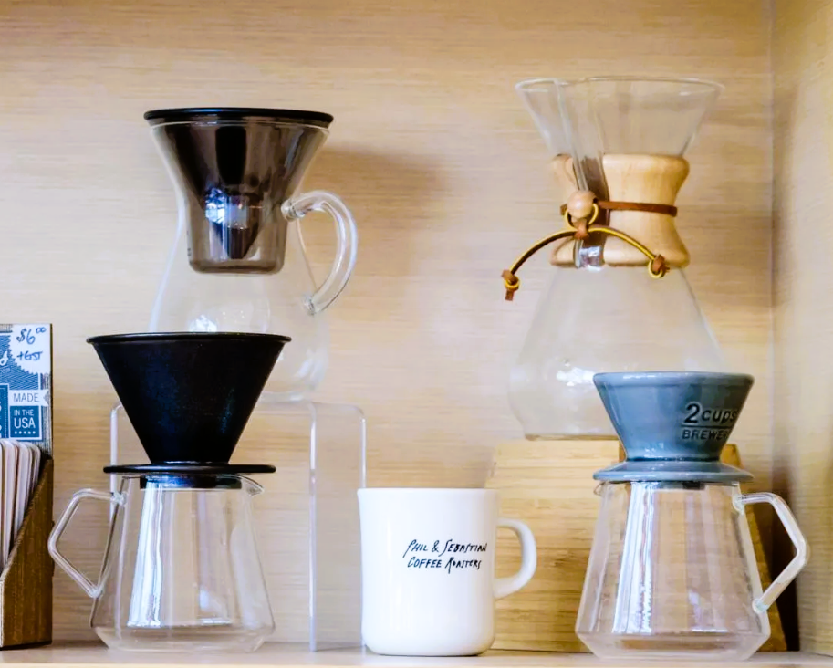 Cafetera de goteo preparando café de especialidad