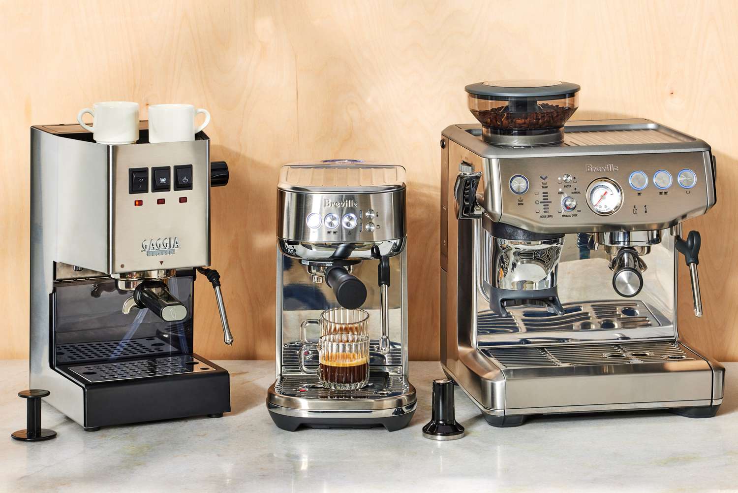 Cafetera espresso doméstica con café recién preparado y granos de especialidad